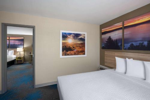 Days Inn by Wyndham Klamath Falls - image 12