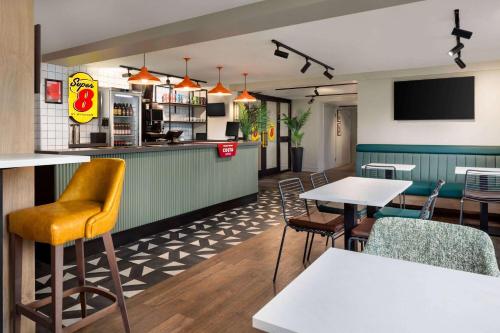 Restaurant, Super 8 by Wyndham Durham in Durham