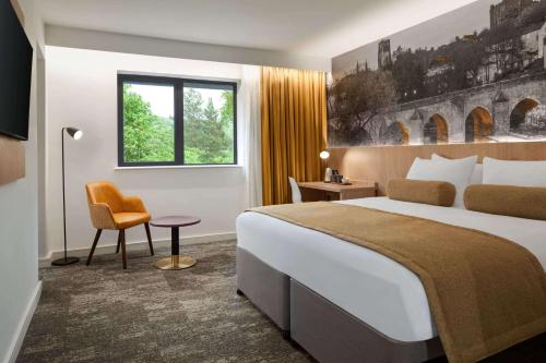 1 queen bed, 2 twin beds