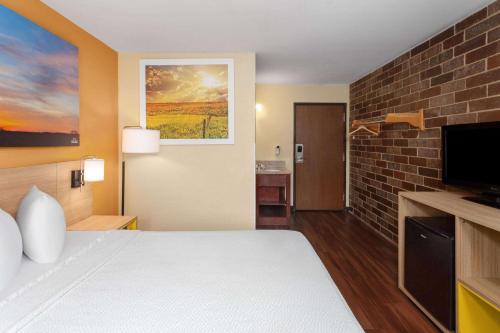 Days Inn by Wyndham Rockford - image 4