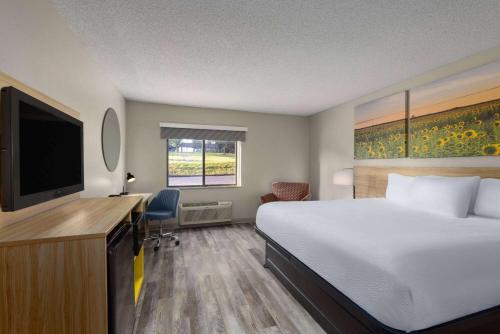 Days Inn & Suites by Wyndham Kansas City - Chiefs Arrowhead Stadium in Kansas City, USA