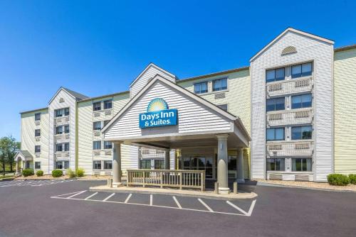 Days Inn & Suites by Wyndham Kansas City - Chiefs Arrowhead Stadium in Kansas City, USA