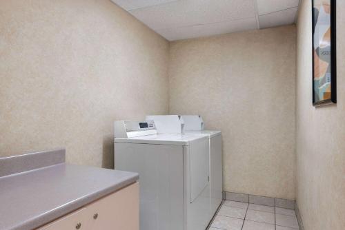 Days Inn & Suites by Wyndham Kansas City - Arrowhead Chiefs Stadium - image 10