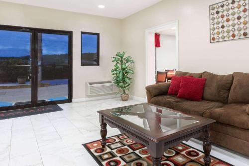 Ramada by Wyndham Pelham in Pelham, USA