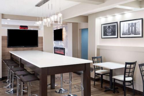 Days Inn & Suites by Wyndham Boardman - image 13