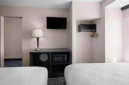 Days Inn & Suites by Wyndham Boardman - image 10