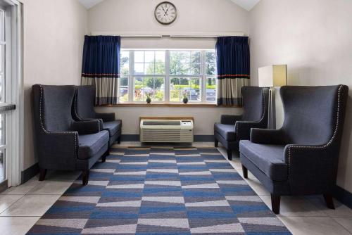 Microtel Inn by Wyndham Raleigh-Durham Airport - image 11