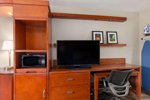 Days Inn by Wyndham Knoxville East - image 8