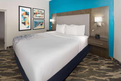 La Quinta by Wyndham Kokomo - image 11