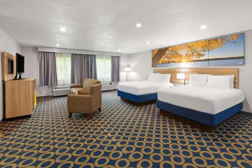 2 queen beds, 1 sofa bed