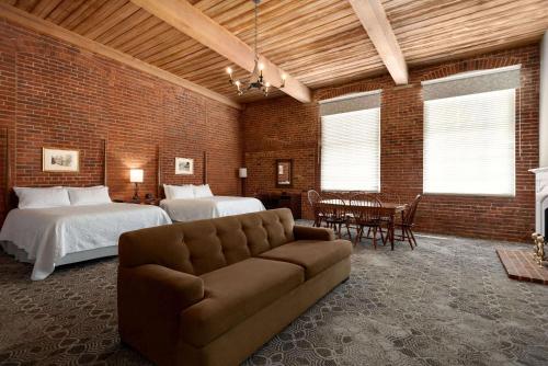 2 queen beds, 1 sofa bed