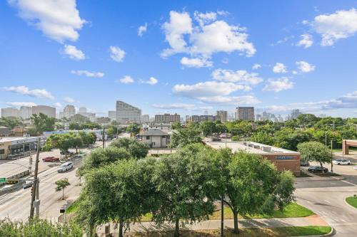 Cs 4149 Elegant 2br I Pool I Gym I Parking in Dallas, USA