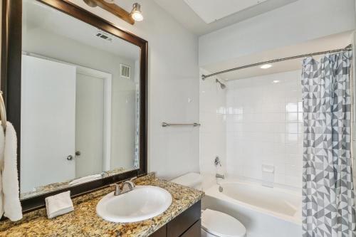 Cs 4149 Elegant 2br I Pool I Gym I Parking in Dallas, USA