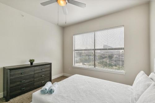 Cs 4149 Elegant 2br I Pool I Gym I Parking in Dallas, USA