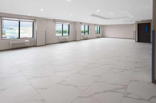Days Inn by Wyndham Staten Island - image 14