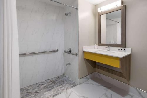 Days Inn by Wyndham Staten Island - image 7