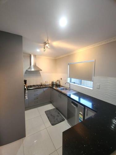 Airport & city at your doorstep! The Central Charm in Mount Roskill