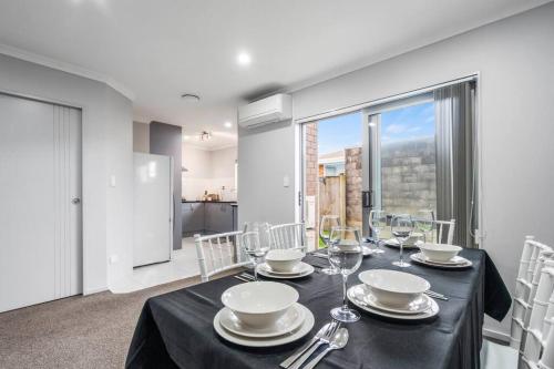 Airport & city at your doorstep! The Central Charm in Mount Roskill