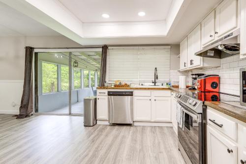 18 Mi to Dtwn Atlanta Pet-Friendly Home with Yard! in Union City, USA