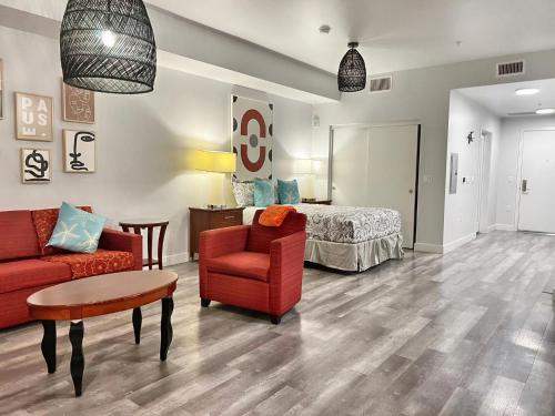 Hollywood Cosmopolitan Apartments - image 10
