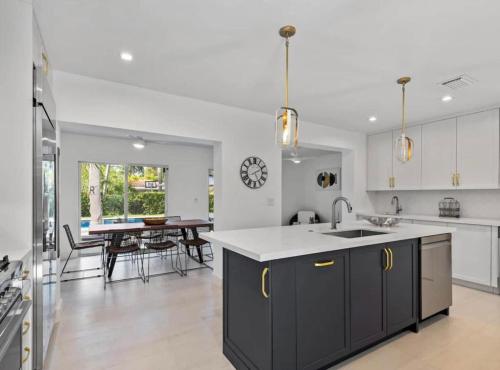 HOLLIWOOD VILLA with Pool in Hollywood, USA
