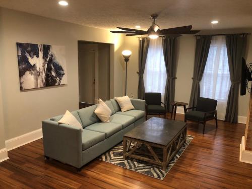 The House Hotels - Huge Ohio City District Home - 5 Minutes from Downtown - W45th2 Upper in Cleveland, USA