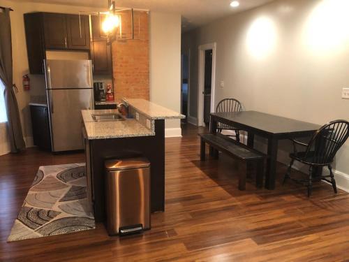 The House Hotels - Huge Ohio City District Home - 5 Minutes from Downtown - W45th2 Upper in Cleveland, USA