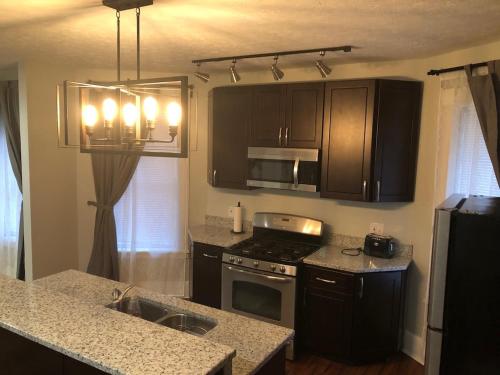 The House Hotels - Huge Ohio City District Home - 5 Minutes from Downtown - W45th2 Upper in Cleveland, USA
