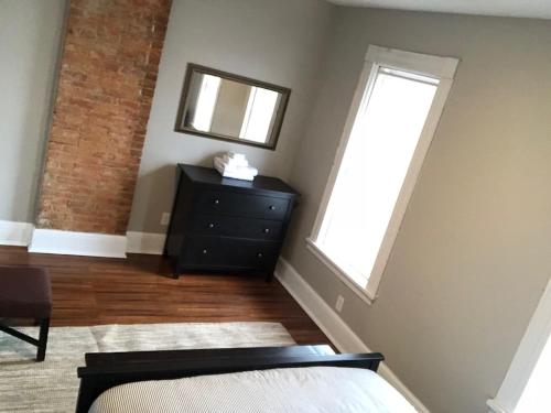 The House Hotels - Huge Ohio City District Home - 5 Minutes from Downtown - W45th2 Upper in Cleveland, USA
