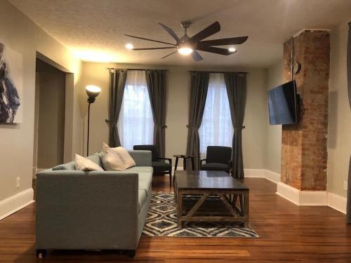 The House Hotels - Huge Ohio City District Home - 5 Minutes from Downtown - W45th2 Upper in Cleveland, USA