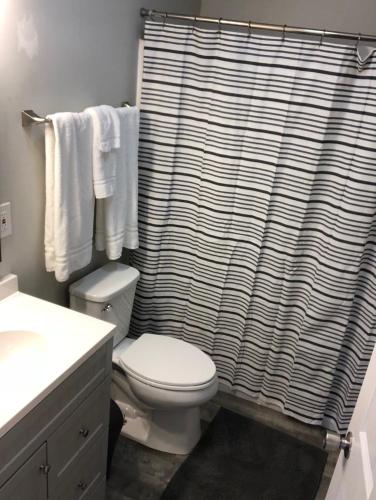 The House Hotels - Huge Ohio City District Home - 5 Minutes from Downtown - W45th2 Upper in Cleveland, USA