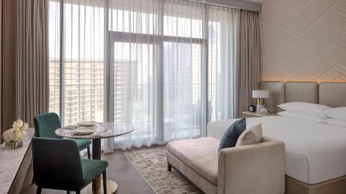 Studio King Room with Kitchenette and City View image 4