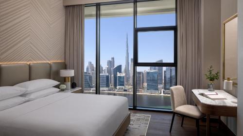 One-Bedroom Apartment with Balcony and Canal View - High Floor image 10