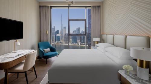 One-Bedroom Apartment with Balcony and Canal View - High Floor image 9