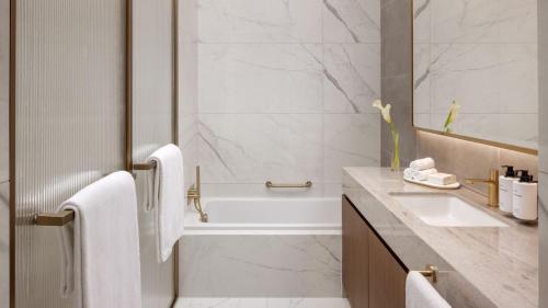 Studio King Room with Kitchenette and City View image 6