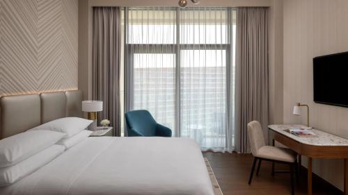 Studio King Room with Kitchenette and City View image 5