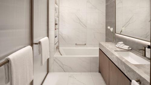 Studio King Room with Kitchenette and City View image 2