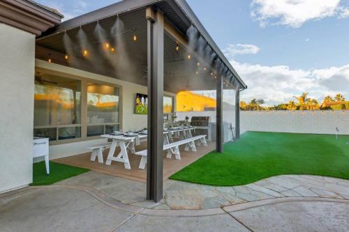 Beautiful pool with slide, golf, Pickleball, gameroom Ferrari Beautiful pool with slide, golf, Pickleball, gameroom Ferrari