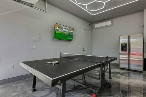 Beautiful pool with slide, golf, Pickleball, gameroom Ferrari Beautiful pool with slide, golf, Pickleball, gameroom Ferrari