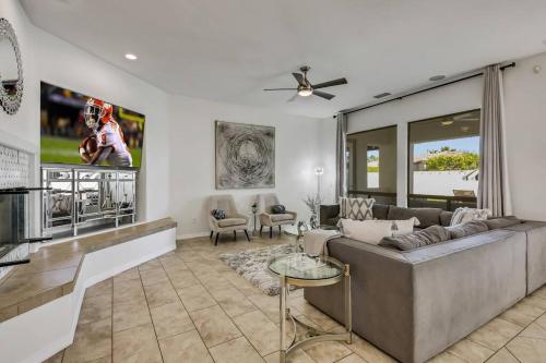 Beautiful pool with slide, golf, Pickleball, gameroom Ferrari Beautiful pool with slide, golf, Pickleball, gameroom Ferrari