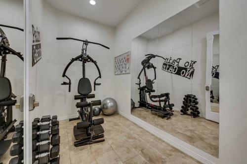 Beautiful pool with slide, golf, Pickleball, gameroom Ferrari Beautiful pool with slide, golf, Pickleball, gameroom Ferrari