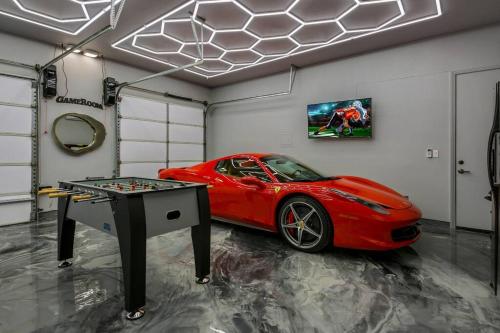 Beautiful pool with slide, golf, Pickleball, gameroom Ferrari Beautiful pool with slide, golf, Pickleball, gameroom Ferrari