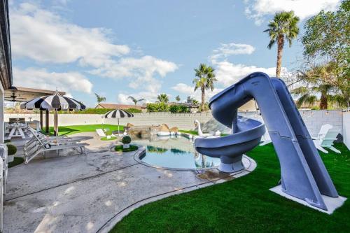 Beautiful pool with slide, golf, Pickleball, gameroom Ferrari Beautiful pool with slide, golf, Pickleball, gameroom Ferrari