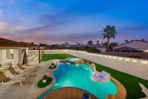 Beautiful pool with slide, golf, Pickleball, gameroom Ferrari Beautiful pool with slide, golf, Pickleball, gameroom Ferrari