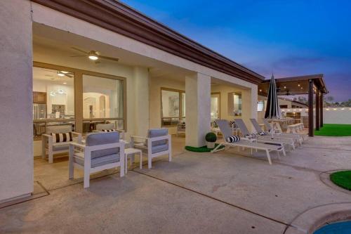 Beautiful pool with slide, golf, Pickleball, gameroom Ferrari Beautiful pool with slide, golf, Pickleball, gameroom Ferrari