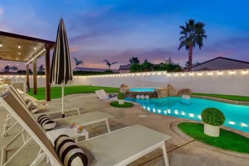 Beautiful pool with slide, golf, Pickleball, gameroom Ferrari Beautiful pool with slide, golf, Pickleball, gameroom Ferrari