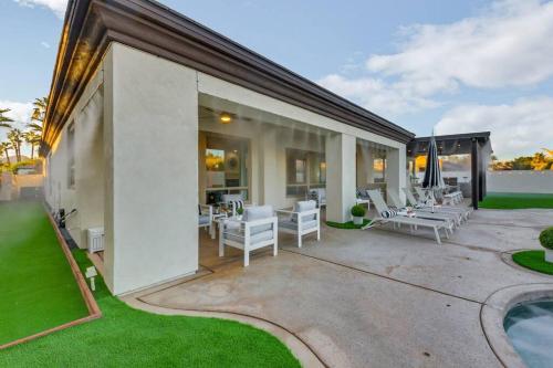 Beautiful pool with slide, golf, Pickleball, gameroom Ferrari Beautiful pool with slide, golf, Pickleball, gameroom Ferrari