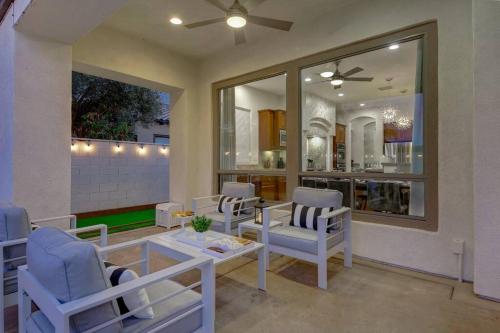 Beautiful pool with slide, golf, Pickleball, gameroom Ferrari Beautiful pool with slide, golf, Pickleball, gameroom Ferrari