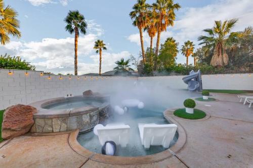 Beautiful pool with slide, golf, Pickleball, gameroom Ferrari Beautiful pool with slide, golf, Pickleball, gameroom Ferrari