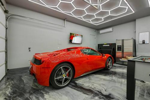 Beautiful pool with slide, golf, Pickleball, gameroom Ferrari Beautiful pool with slide, golf, Pickleball, gameroom Ferrari